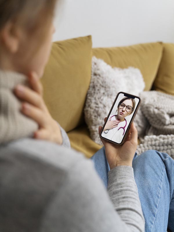 Paciente em teleconsulta com pediatra pelo celular